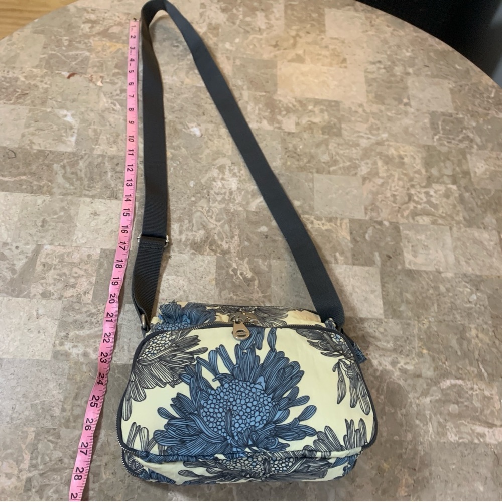 Baggallini Floral Crossbody Bag Turn Lock Purse Anywhere Everywhere Blue Cream! - Picture 6 of 16